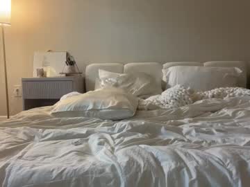 Foto porno aylse ne arata tot la camera pe KUR.ro