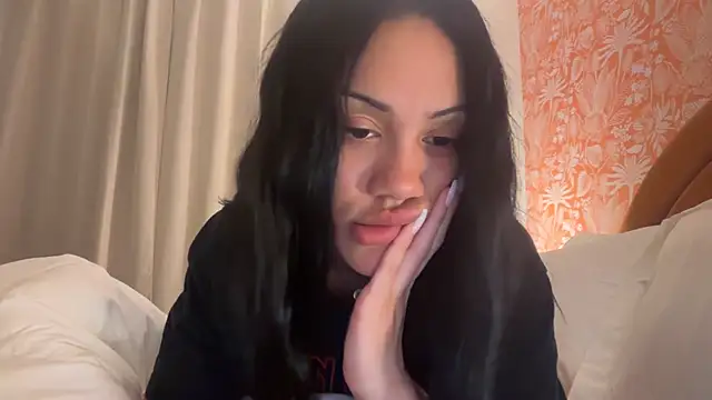 Foto porno babymalaya se dezbraca la web pe StripChat pe KUR.ro