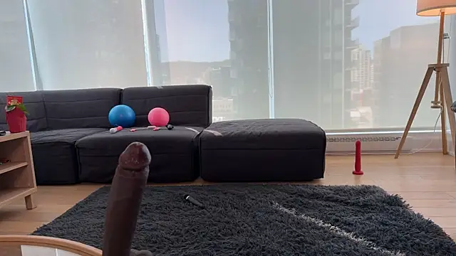 Foto porno badangelsjennyx se dezbraca la web pe StripChat pe KUR.ro