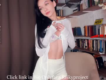Foto porno baddieinblack ne arata tot la camera pe KUR.ro