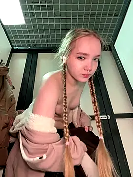 Foto porno bambi_lu ne arata tot la camera pe KUR.ro