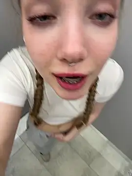 Foto porno bambi_lu ne arata tot la camera pe KUR.ro