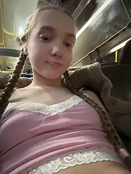 Foto porno bambi_lu se dezbraca la web pe StripChat pe KUR.ro