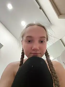Foto porno bambi_lu se dezbraca la web pe StripChat pe KUR.ro