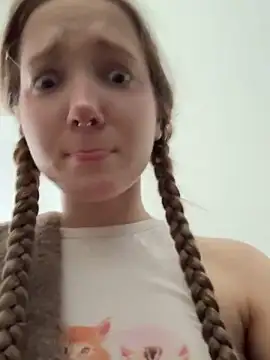 Foto porno bambi_lu se dezbraca la web pe StripChat pe KUR.ro