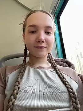 Foto porno bambi_lu se dezbraca la web pe StripChat pe KUR.ro