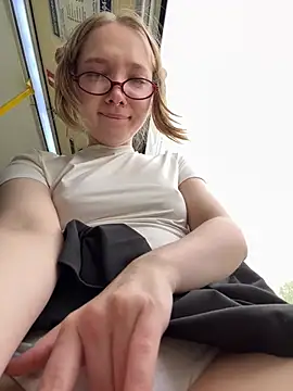 Foto porno bambi_lu se dezbraca la web pe StripChat pe KUR.ro