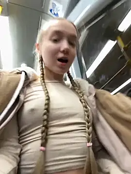 Foto porno bambi_lu ne arata tot la camera pe KUR.ro