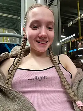 Foto porno bambi_lu se dezbraca la web pe StripChat pe KUR.ro