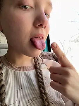 Foto porno bambi_lu se dezbraca la web pe StripChat pe KUR.ro