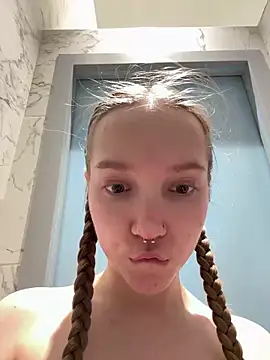 Foto porno bambi_lu se dezbraca la web pe StripChat pe KUR.ro