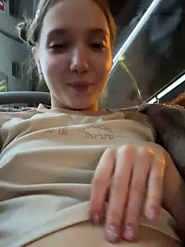 Foto porno bambi_lu se dezbraca la web pe StripChat pe KUR.ro