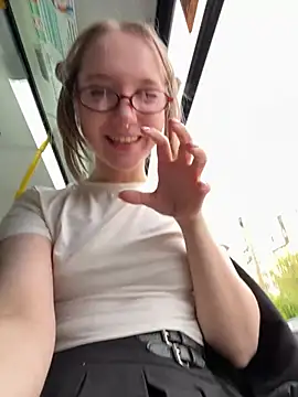 Foto porno bambi_lu se dezbraca la web pe StripChat pe KUR.ro