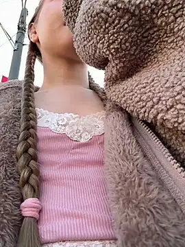 Foto porno bambi_lu se dezbraca la web pe StripChat pe KUR.ro
