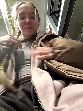 Foto porno bambi_lu ne arata tot la camera pe KUR.ro