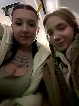 Foto porno bambi_lu se dezbraca la web pe StripChat pe KUR.ro