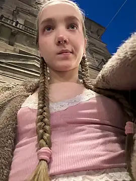 Foto porno bambi_lu se dezbraca la web pe StripChat pe KUR.ro