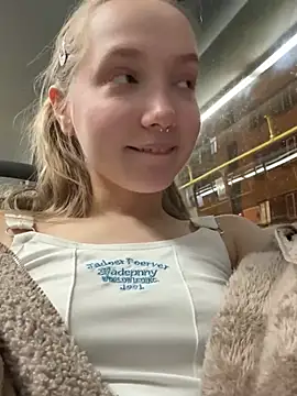 Foto porno bambi_lu se dezbraca la web pe StripChat pe KUR.ro