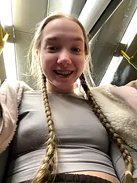 Foto porno bambi_lu ne arata tot la camera pe KUR.ro