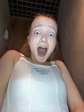Foto porno bambi_lu se dezbraca la web pe StripChat pe KUR.ro
