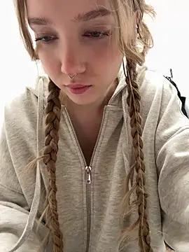 Foto porno bambi_lu ne arata tot la camera pe KUR.ro