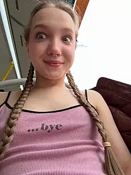 Foto porno bambi_lu se dezbraca la web pe StripChat pe KUR.ro