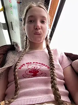 Foto porno bambi_lu se dezbraca la web pe StripChat pe KUR.ro