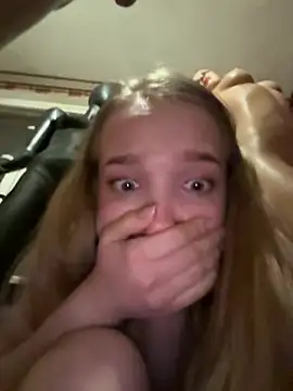 Foto porno bambi_lu ne arata tot la camera pe KUR.ro