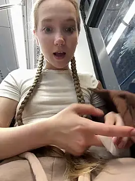Foto porno bambi_lu se dezbraca la web pe StripChat pe KUR.ro