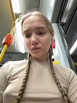 Foto porno bambi_lu ne arata tot la camera pe KUR.ro