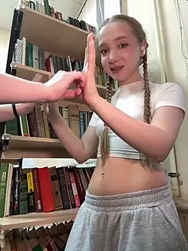 Foto porno bambi_lu ne arata tot la camera pe KUR.ro