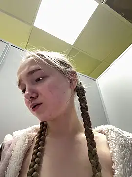 Foto porno bambi_lu ne arata tot la camera pe KUR.ro