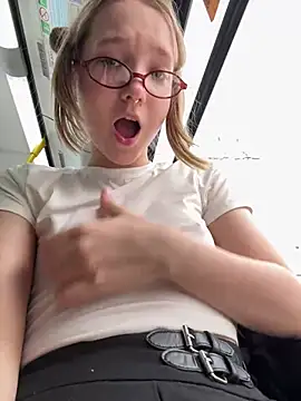 Foto porno bambi_lu se dezbraca la web pe StripChat pe KUR.ro