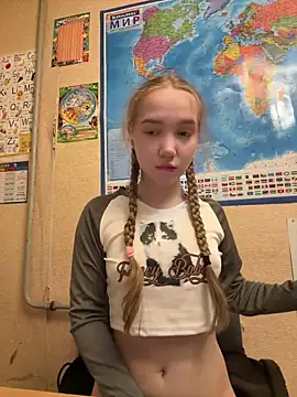 Foto porno bambi_lu ne arata tot la camera pe KUR.ro