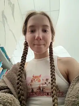Foto porno bambi_lu se dezbraca la web pe StripChat pe KUR.ro