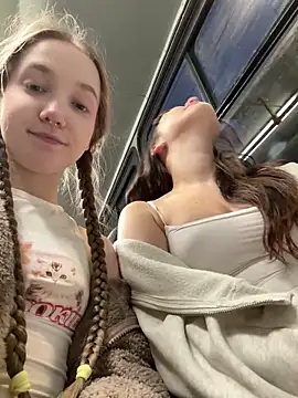 Foto porno bambi_lu se dezbraca la web pe StripChat pe KUR.ro