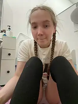 Foto porno bambi_lu se dezbraca la web pe StripChat pe KUR.ro
