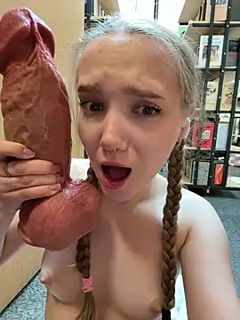 Foto porno bambi_lu ne arata tot la camera pe KUR.ro