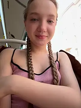Foto porno bambi_lu se dezbraca la web pe StripChat pe KUR.ro