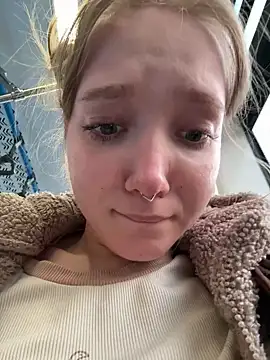Foto porno bambi_lu se dezbraca la web pe StripChat pe KUR.ro
