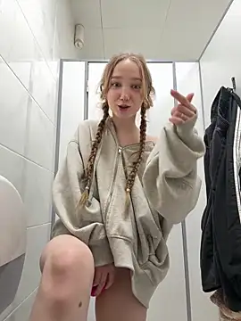 Foto porno bambi_lu ne arata tot la camera pe KUR.ro