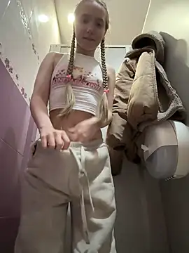 Foto porno bambi_lu se dezbraca la web pe StripChat pe KUR.ro