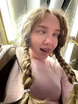 Foto porno bambi_lu ne arata tot la camera pe KUR.ro