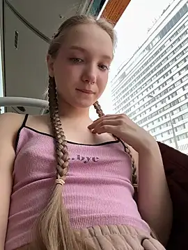 Foto porno bambi_lu se dezbraca la web pe StripChat pe KUR.ro