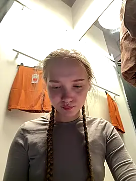 Foto porno bambi_lu ne arata tot la camera pe KUR.ro