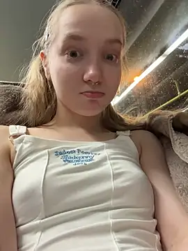 Foto porno bambi_lu se dezbraca la web pe StripChat pe KUR.ro