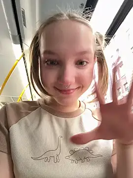 Foto porno bambi_lu se dezbraca la web pe StripChat pe KUR.ro