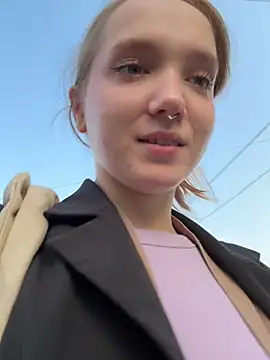 Foto porno bambi_lu se dezbraca la web pe StripChat pe KUR.ro