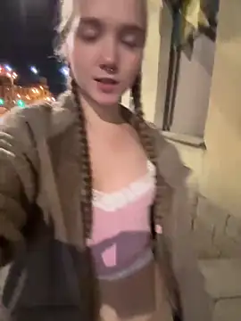 Foto porno bambi_lu se dezbraca la web pe StripChat pe KUR.ro