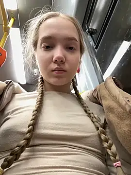 Foto porno bambi_lu ne arata tot la camera pe KUR.ro